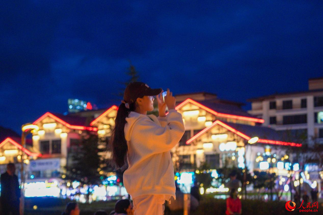 居民在西藏林芝市民族團(tuán)結(jié)廣場(chǎng)上拍照。人民網(wǎng)記者 趙晨攝