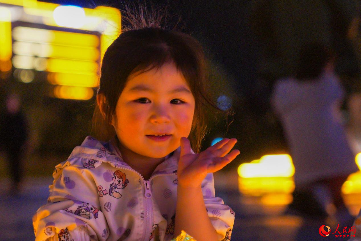 西藏林芝市民族團(tuán)結(jié)廣場(chǎng)上的兒童。人民網(wǎng)記者 趙晨攝