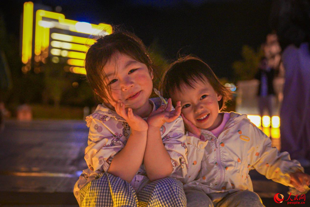 西藏林芝市民族團(tuán)結(jié)廣場(chǎng)上的兒童。人民網(wǎng)記者 趙晨攝