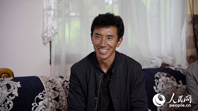 嘎拉村村民達(dá)瓦堅(jiān)參聊起孩子們滿臉自豪。人民網(wǎng)記者 趙晨攝