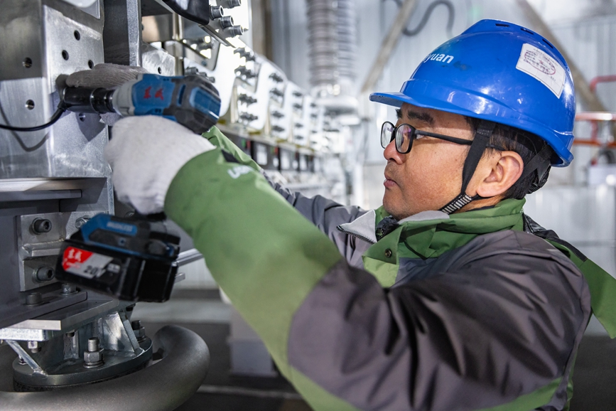 阿里地區(qū)首套電網(wǎng)側(cè)帶超容構(gòu)網(wǎng)型SVG工程現(xiàn)場工作人員正在進(jìn)行投運(yùn)前螺栓緊固工作。趙清鵬攝