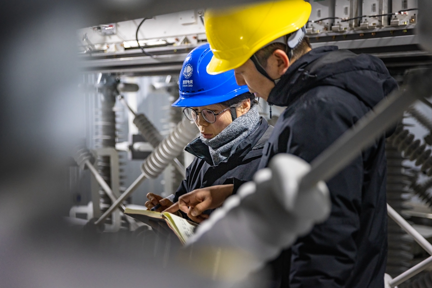 阿里地區(qū)首套電網(wǎng)側(cè)帶超容構(gòu)網(wǎng)型SVG工程現(xiàn)場工作人員正在進(jìn)行投運(yùn)前設(shè)備位置檢查。趙清鵬攝