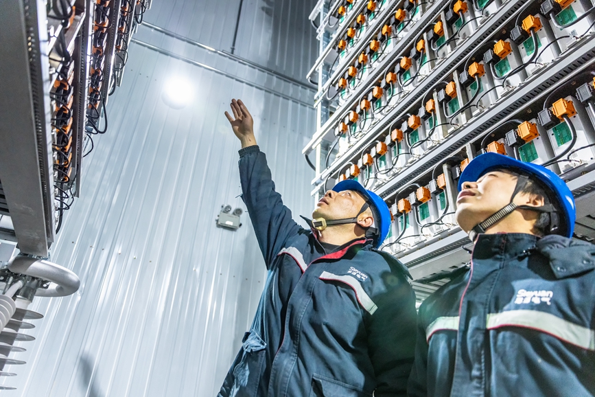 阿里地區(qū)首套電網(wǎng)側(cè)帶超容構(gòu)網(wǎng)型SVG工程現(xiàn)場工作人員正在進(jìn)行投運(yùn)前設(shè)備狀態(tài)檢查。趙清鵬攝