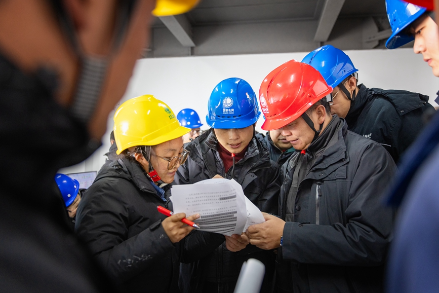 阿里地區(qū)首套電網(wǎng)側(cè)帶超容構(gòu)網(wǎng)型SVG工程現(xiàn)場運(yùn)維人員正在進(jìn)行投運(yùn)操作。趙清鵬攝