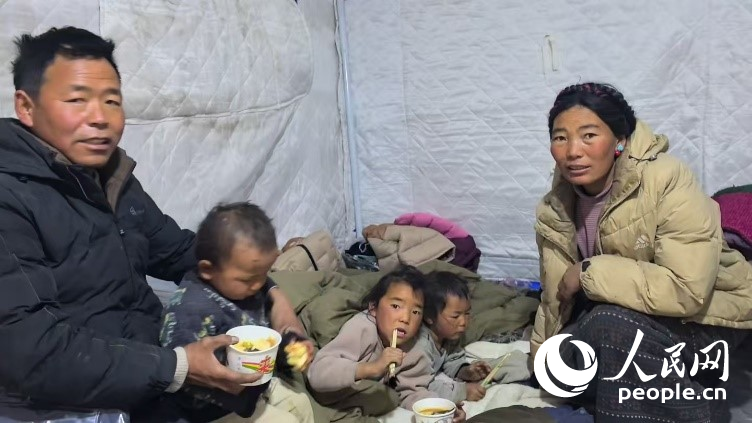 森嘎村村民扎西一家五口。人民網(wǎng)記者 吳雨仁攝