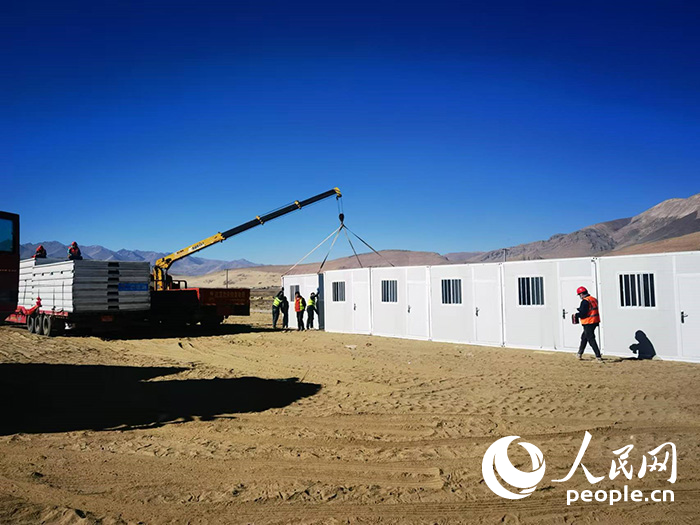 1月9日，在日喀則市定日縣長所鄉(xiāng)森嘎村安置點，工作人員抓緊搭建移動板房，確保受災(zāi)群眾溫暖過冬。人民網(wǎng)記者 吳雨仁攝