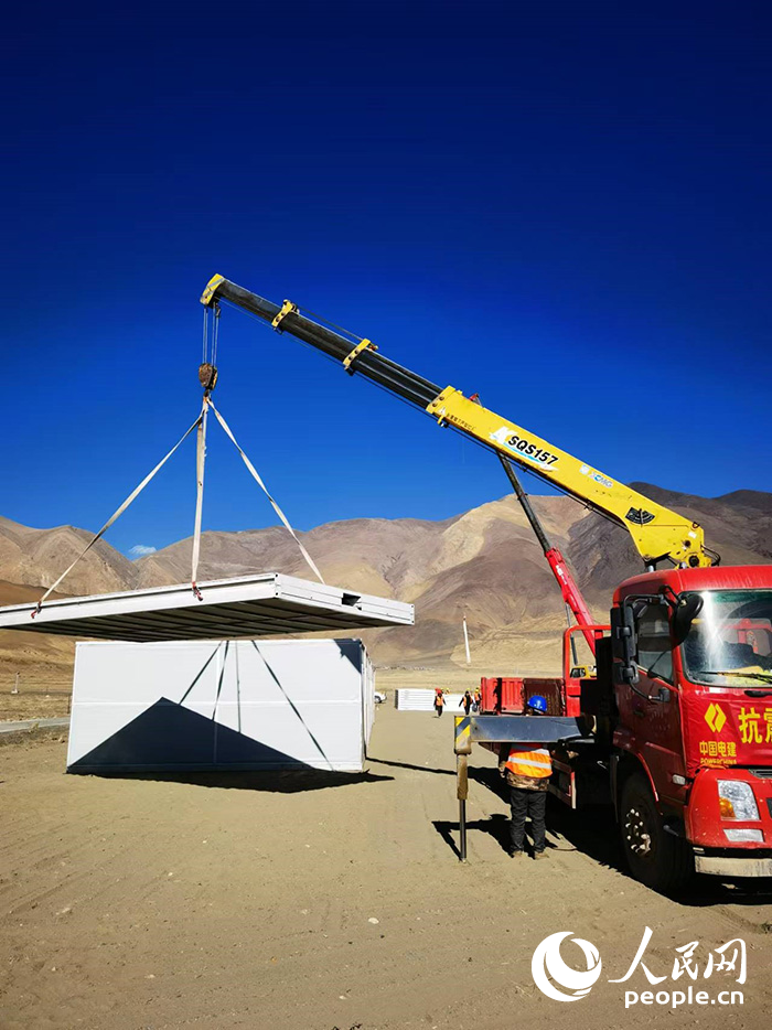 1月9日，日喀則市定日縣長所鄉(xiāng)森嘎村安置點正在吊裝板房。人民網(wǎng)記者 吳雨仁攝