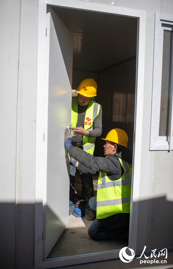 1月9日，在日喀則市定日縣長所鄉(xiāng)古榮村安置點，施工人員正在抓緊搭建移動板房，確保受災(zāi)群眾溫暖過冬。人民網(wǎng)記者 翁奇羽攝