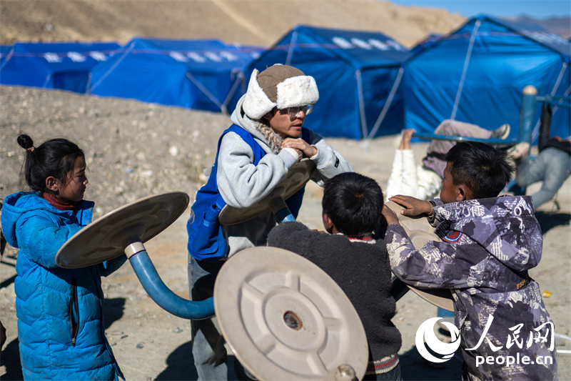 西藏星光社會工作服務(wù)中心社工久米旦增通過聊天談心，對孩子們進(jìn)行災(zāi)后心理疏導(dǎo)。人民網(wǎng)記者 翁奇羽攝