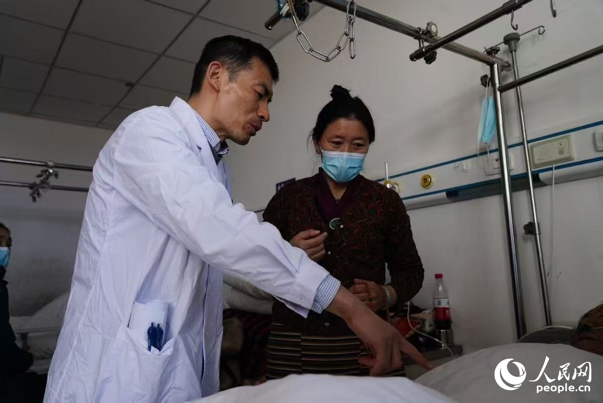 醫(yī)生在巡查。人民日報(bào)記者 徐馭堯攝