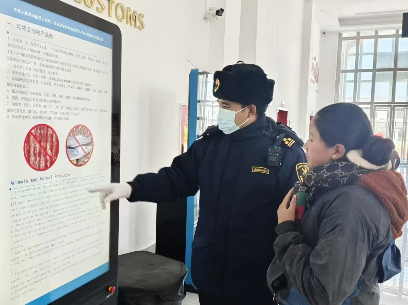 海關關員對入境邊民進行禁止攜帶、郵寄進境動植物及其產(chǎn)品解讀。次旺久美攝