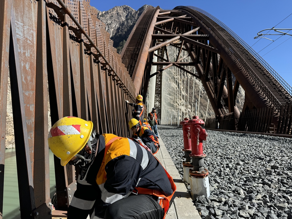螺栓檢查。馬生明攝
