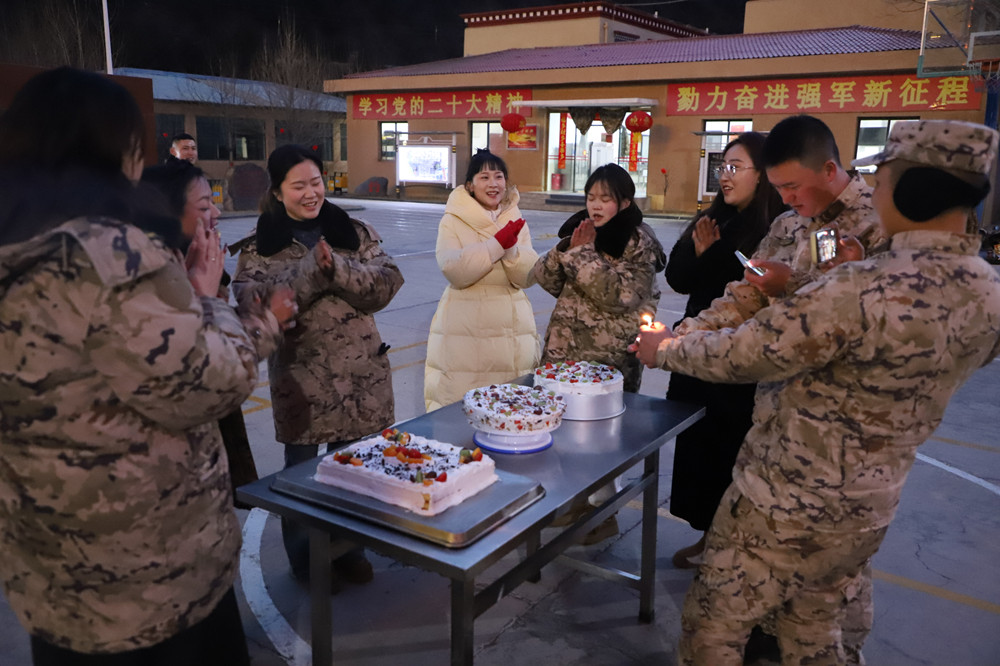 支隊為來隊家屬過集體生日。霍尹航攝