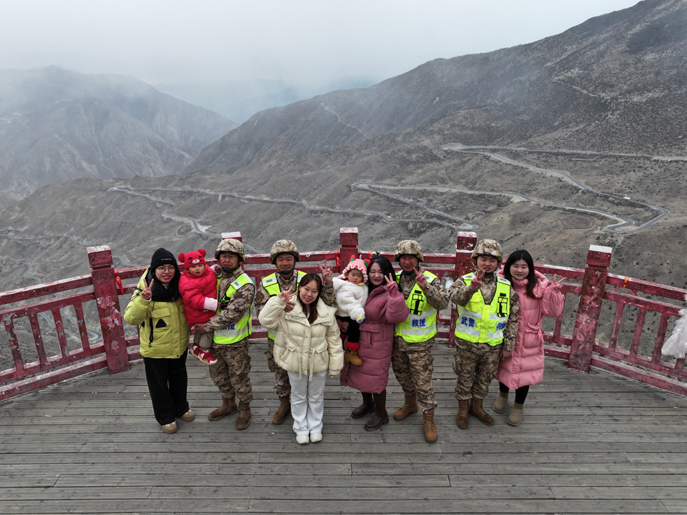 支隊組織家屬隨隊養(yǎng)護(hù)體驗丈夫工作。何眾攝