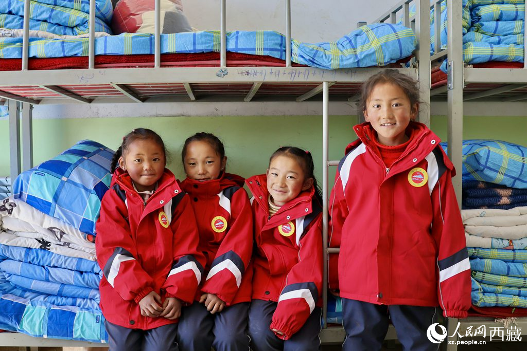 學(xué)生在定日縣第二小學(xué)分流安置點(diǎn)宿舍。人民日?qǐng)?bào)記者 鮮敢攝
