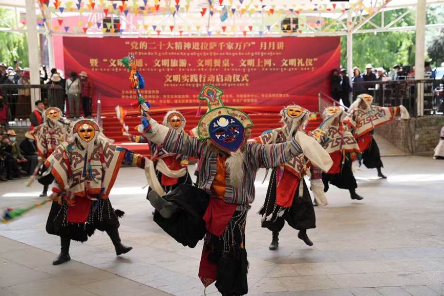 “黨的二十大精神進拉薩千家萬戶”月月講暨“深化移風(fēng)易俗共建文明拉薩”文明實踐行動啟動儀式在龍王潭公園下沉廣場舉行