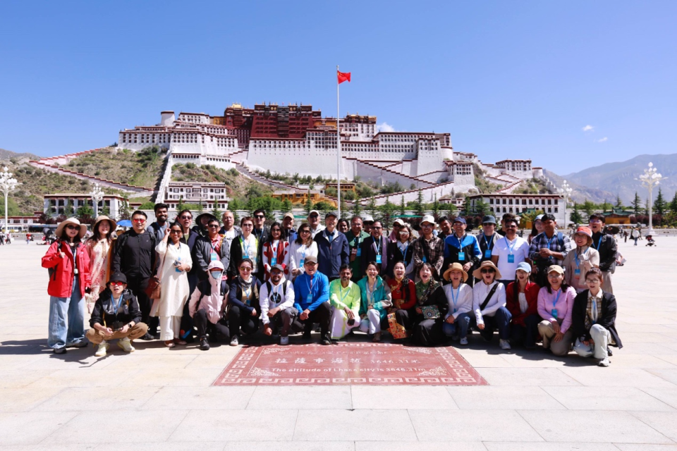 “中國在保護自然環(huán)境的同時實現(xiàn)了高度現(xiàn)代化！” ——多國記者眼中的現(xiàn)代西藏_fororder_圖片1