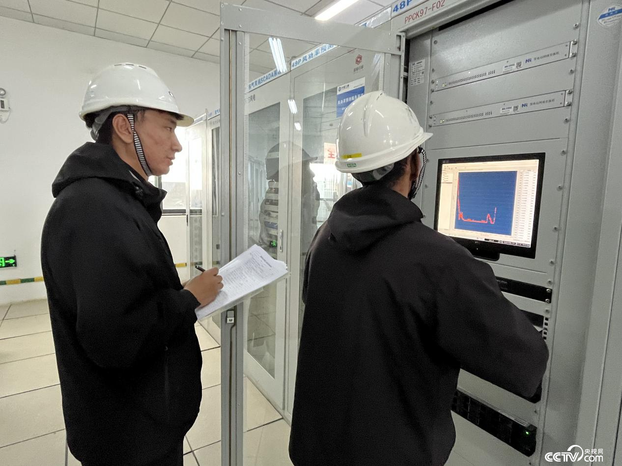 工作人員在巡檢風(fēng)電機組情況 （攝影 李婷婷）