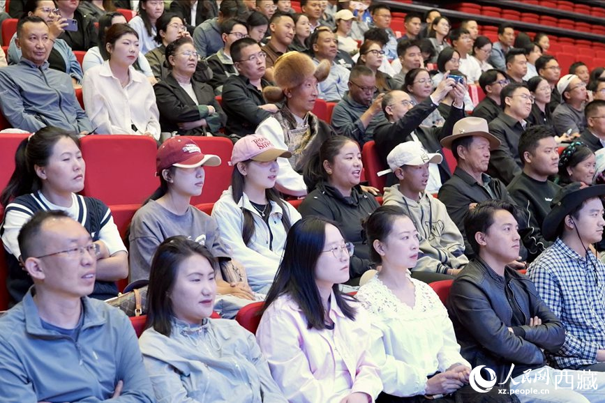 300余名干部職工、群眾代表在現(xiàn)場(chǎng)聆聽講座。人民網(wǎng)記者 次仁羅布攝