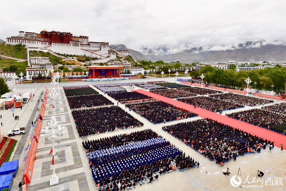 熱烈慶祝西藏自治區(qū)成立60周年大會(huì)現(xiàn)場(chǎng)。索朗旺久攝