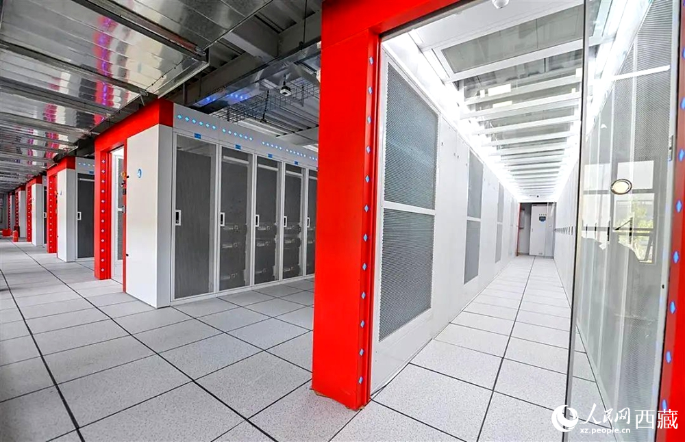 西藏“雅江1號(hào)”人工智能先進(jìn)計(jì)算中心機(jī)房。人民日?qǐng)?bào)記者 鮮敢攝