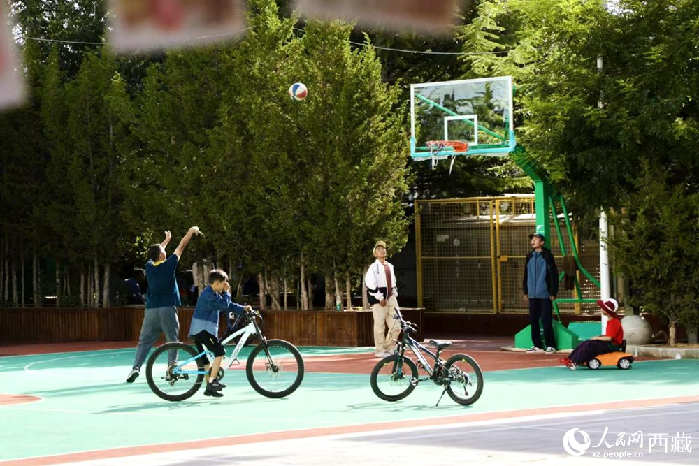 孩子們在社區(qū)享受運動時光。人民網(wǎng)記者 次仁羅布攝