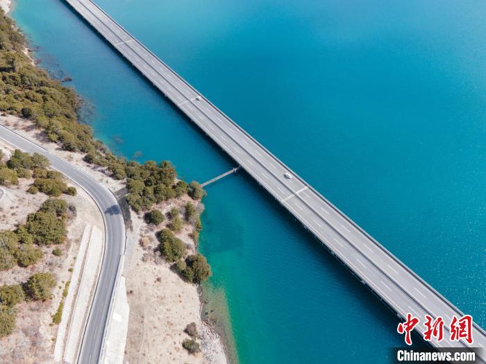 圖為西藏林拉高等級公路多布湖段風(fēng)光?！〗w波 攝