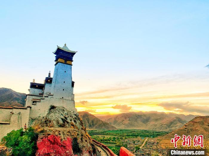 圖為西藏第一座宮殿——山南雍布拉康。　張巍 攝