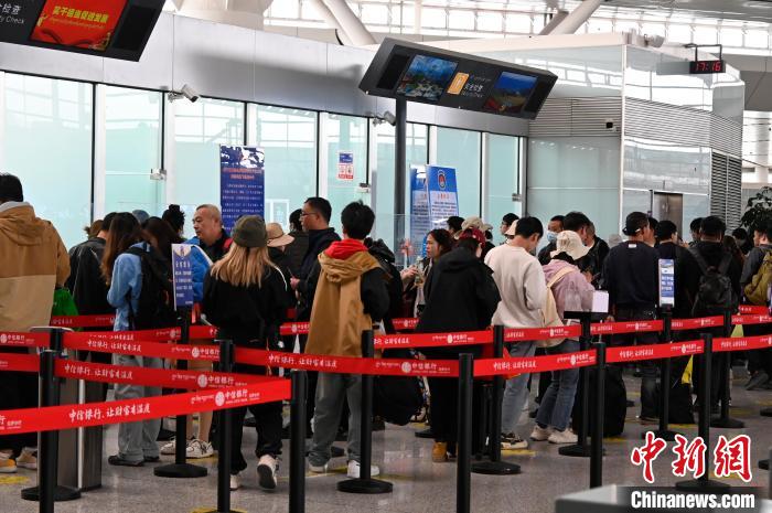 圖為“五一”期間，拉薩貢嘎機(jī)場(chǎng)旅客密集出行?！≡黝D珠 攝