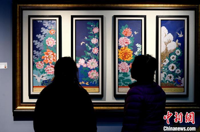 圖為5月16日，觀眾正在欣賞展覽中的新創(chuàng)唐卡作品?！±盍?攝