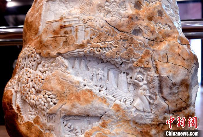 圖為5月16日，展覽中的漢白玉雕作品《猴子變?nèi)恕??！±盍?攝