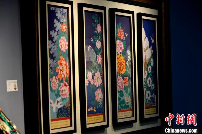 圖為5月16日，展覽中新創(chuàng)唐卡作品《四季花》?！±盍?攝