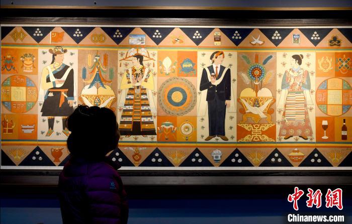 圖為5月16日，觀眾正在欣賞展覽中的新創(chuàng)唐卡作品?！±盍?攝
