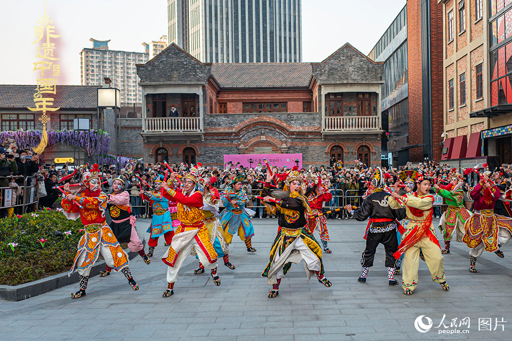 2025年1月19日，上海虹口區(qū)的今潮8弄，精彩的潮汕英歌舞上演，吸引市民駐足觀看。人民網(wǎng)記者 王初攝