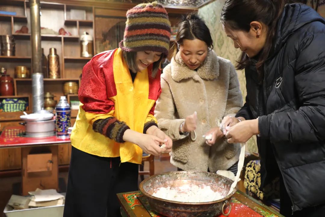 游客體驗制作“古突”。巴桑卓嘎攝