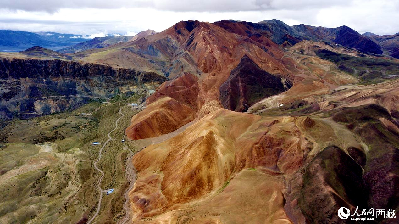 西藏阿里地區(qū)札達縣境內的山丘，因大地礦石的緣故而變得色彩豐富，當?shù)厝朔Q之為“五彩山”。