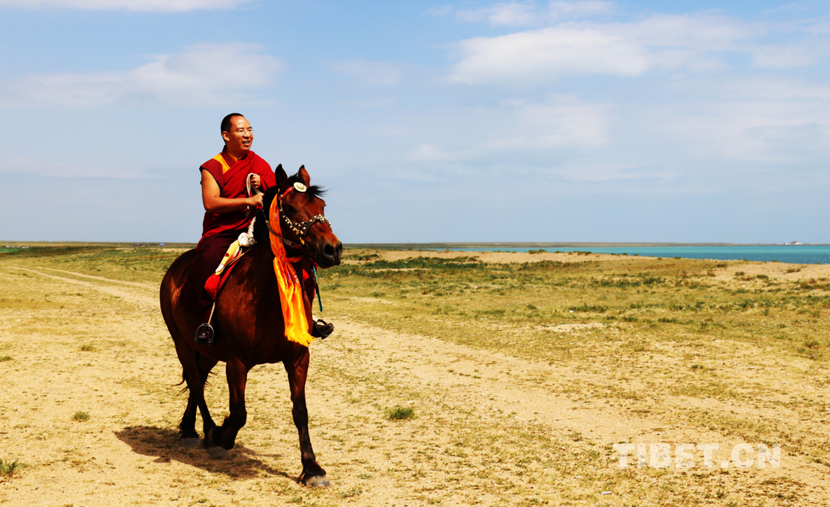 班禪大師在青海湖邊策馬馳騁2。攝影： 噶哇扎西.jpg