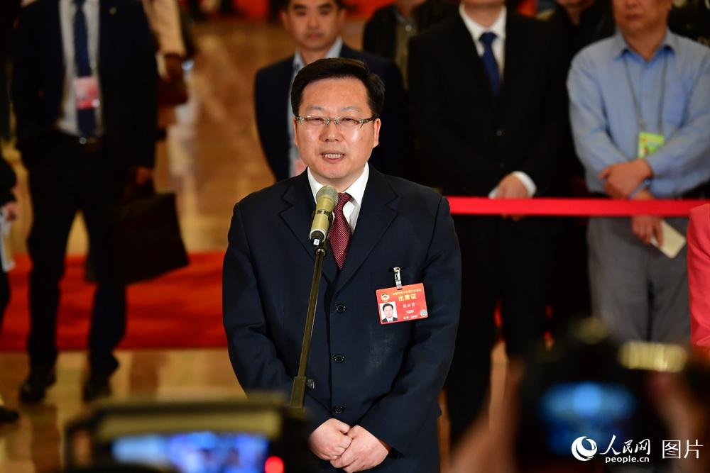 全國政協(xié)委員、中國聯(lián)通研究院院長張云勇接受記者采訪。