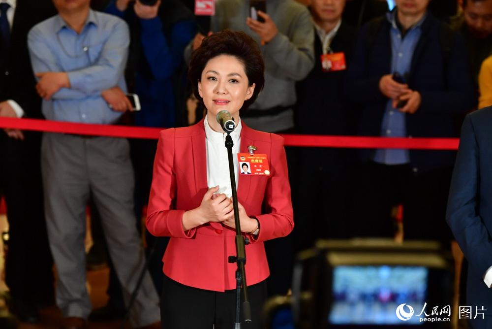 全國政協(xié)委員、中央廣播電視總臺央視新聞主播海霞接受記者采訪。