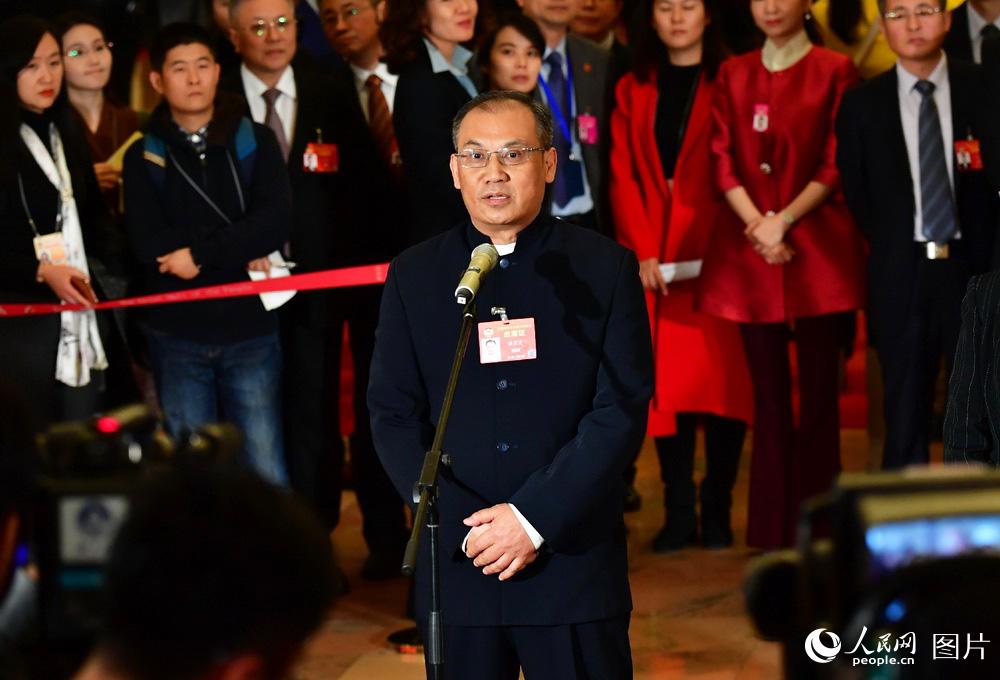 全國政協(xié)委員、湖南省生態(tài)環(huán)境廳副廳長潘碧靈接受記者采訪。