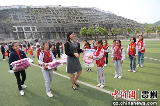 修文縣組織搬遷戶子女開展戶外拓展活動，捐贈愛心物資。