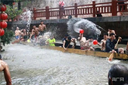 場面震撼！中國龍舟之鄉(xiāng)順德舉行起龍儀式