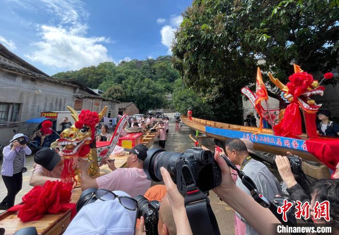 圖為5月29日，長樂江田鎮(zhèn)村民為即將入水的新龍舟安裝龍頭?！埍?攝