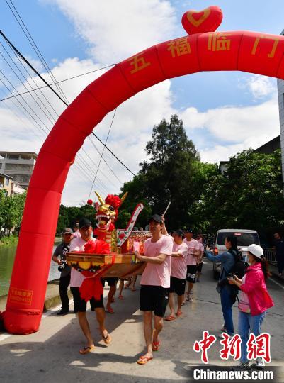 圖為5月29日，長樂江田鎮(zhèn)村民們推著新龍舟前行?！埍?攝