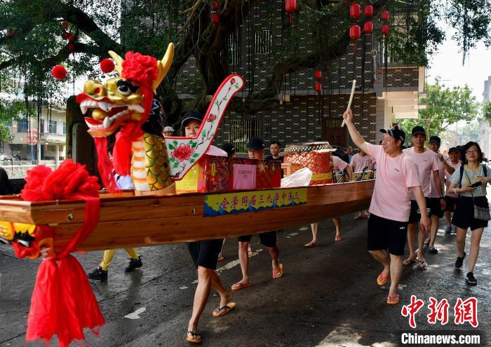 圖為5月29日，長樂江田鎮(zhèn)村民們推著新龍舟前行?！埍?攝