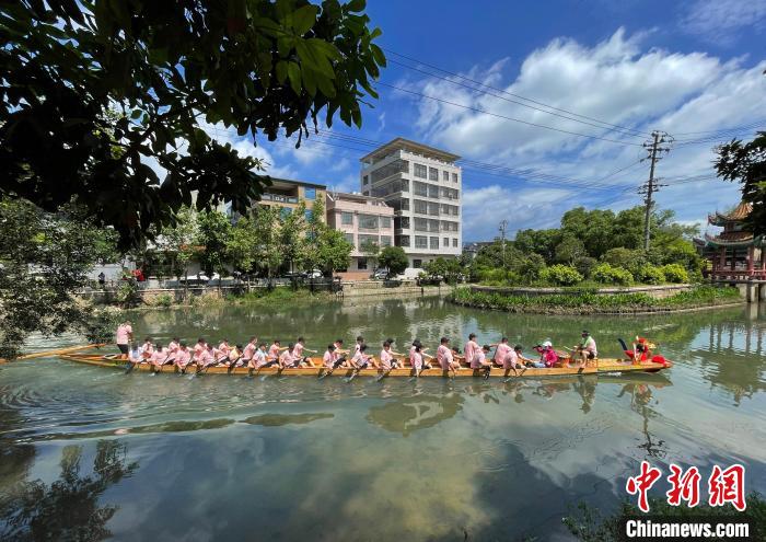 圖為5月29日，長樂江田鎮(zhèn)新龍舟入水后在水中劃行。　張斌 攝