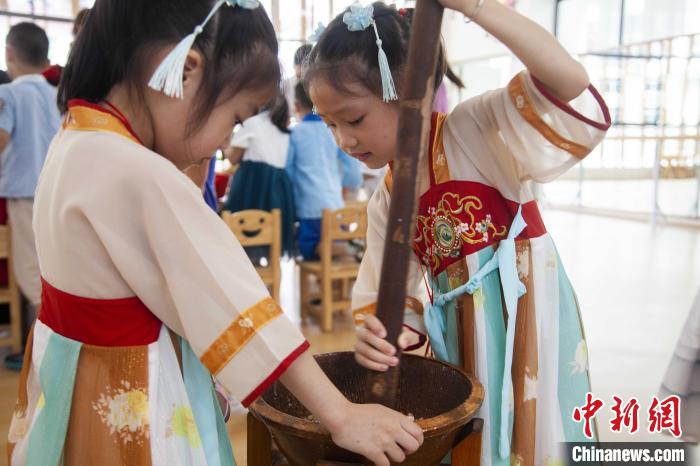 圖為小朋友們參加“將樂擂茶”制作?！《^生 攝