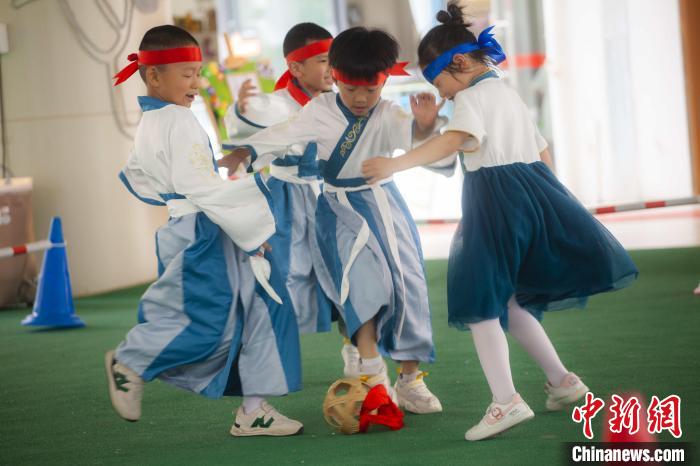 圖為小朋友們開展蹴鞠比賽。　董觀生 攝