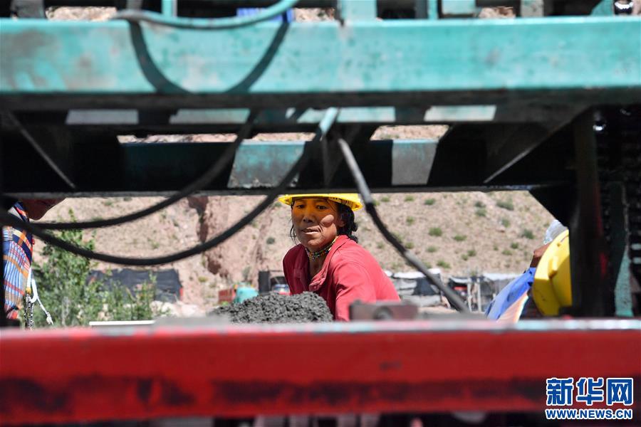 (社會)(2)藏東脫貧影像:為家鄉(xiāng)建設(shè)“添磚加瓦”