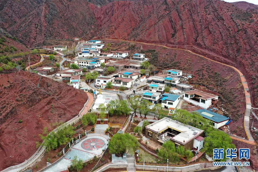 (圖文互動(dòng))(1)康巴漢子巧手“畫”出致富路